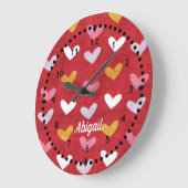 Cœurs pastel sur horloge murale rouge (Angle)