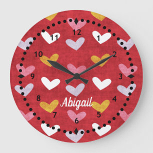 Cœurs pastel sur horloge murale rouge