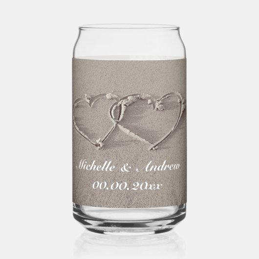 Coeurs romantiques dessinés dans le sable de plage (Gauche)