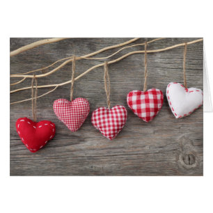 Coeurs rouges sur table en bois