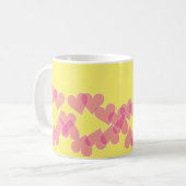 Coeurs sur la tasse jaune (Devant gauche)