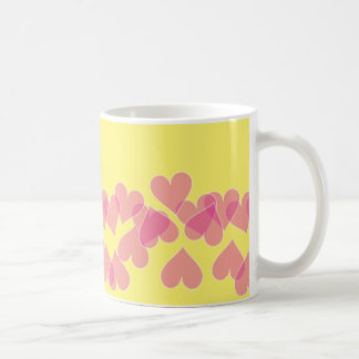 Coeurs sur la tasse jaune