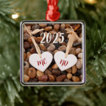 Cœurs sur un Ornement de Plage de Galets<br><div class="desc">Photographie de deux cœurs en céramique attachés avec de la ficelle sur une plage de galets. Texte personnalisable.</div>