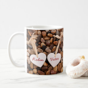 Coeurs sur une Mug de plage de galets