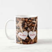 Coeurs sur une Mug de plage de galets (Gauche)