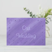 Cœurs violets sur invitation de mariage violet fon (Debout devant)
