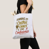 Coffee, Chaos & Confidence – Relatable Funny Quote Draagtas (Dichtbij)