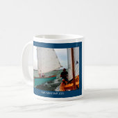 Coffee Mug pour le calendrier Skiff de l'île aux c (Devant gauche)