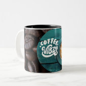 Coffee Vibes Tweekleurige Koffiemok (Voorkant links)