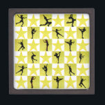 COFFRET A BIJOUX CHRISTMAS QUEEN<br><div class="desc">Ce patineur artistique énergique et électrisant est prêt à se réjouir pendant les vacances avec nos magnifiques modèles de patinage artistique de Noël sur papier d'emballage, ornements, sacs cadeaux, bas de Noël et plus encore. Ce patineur artistique étincelant préférerait être le patinage artistique toute la journée. Cette joyeuse conception de...</div>
