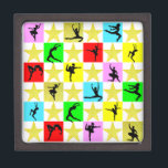 COFFRET A BIJOUX DANCER SUPER STAR CHRISTMAS DESIGN<br><div class="desc">Cette danseuse éblouissante et dynamique saute dans l'air pour notre joyeux design de Noël dansant sur papier d'emballage, ornements, sacs cadeaux, bas de Noël et plus encore. Cette Prima Ballerina géniale et haut de gamme préférerait passer chaque minute de la journée à danser. Ce design festif Dancing Holiday fait un...</div>