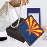 Coffret A Bijoux Drapeau de l'État d'Arizona<br><div class="desc">Arizona State Flag possède treize rayons rouges et jaunes sur la moitié supérieure, et bleu sur la moitié inférieure, avec une étoile en cuivre au centre. Adopté le 27 février 1917. Cela semble bon sur n'importe quel produit et fait un excellent souvenir de voyage. ⭐ PERSONNALISEZ ce modèle avec vos...</div>