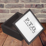 Coffret A Bijoux Félicitations amusantes pour faire semblant d'être<br><div class="desc">Typographie Funny Sick Trendy Félicitations vous avez été promu pour Pretend Time Off! Pour les salariés qui ne sont pas payés à l'heure et qui travaillent les jours de congé. Vacances amusantes Temps de travail Actif Citations plaisanteries et Humour. Présentez notre boîte à pinces papier pour ordinateur de bureau "PTO"...</div>