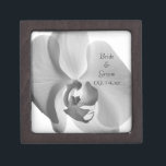 Coffret A Bijoux Mariage blanc orchidée<br><div class="desc">Customisez l'élégante boîte cadeau Mariage orchidée blanche avec les noms personnels de la mariée et du marié et la date spécifique de la cérémonie de mariage pour créer un cadeau de conservation pour les jeunes mariés, les demoiselles d'honneur ou les gardiens de mariage. Cette boîte à trinket à fleurs personnalisées...</div>