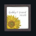 Coffret A Bijoux Mariage de tournesol jaune<br><div class="desc">Customisez la jolie boîte cadeau Mariage de tournesol jaune avec les noms personnels de la mariée et du marié et la date de cérémonie de mariage spécifique pour créer un cadeau de conservation pour la mariée ou ses demoiselles d'honneur. Cette belle boîte à cadeau mariage fleurie présente une fleur de...</div>