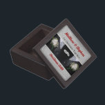 Coffret A Bijoux Mariage gay Deux Tuxes 1er Noël<br><div class="desc">Cette belle boîte cadeau assortie pour nos ornements a été donné un regard neuf et entièrement personnalisation. Visitez ce lien :</div>