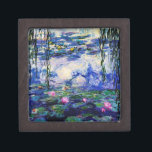 Coffret A Bijoux Monet-Eau-Lis de Claude<br><div class="desc">Chef d'oeuvre de beaux-arts par Claude Monet (1840 - 1926) comportant ses nénuphars populaires de peinture de paysage basés sur des nuances de bleu,  de vert et de pourpre. Elle fait une boîte à bijoux gracieuse pour des fans de Claude Monet,  de l'impressionisme et des vrais beaux-arts.</div>
