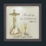 Coffret A Bijoux Profession traditionnelle catholique communion de<br><div class="desc">Cette boîte à bijoux catholique personnalisée a une belle image du Saint-Esprit,  du Seigneur crucifié et de l'Eucharistie. Cela peut être facilement customisé avec le nom du célébrant. Ce serait un endroit idéal pour stocker tous les petits cadeaux et souvenirs de cette occasion spéciale.</div>