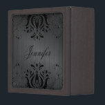Coffret A Bijoux Texture métallique gris foncé et dentelle Vintage<br><div class="desc">Tons gris foncé texturé métallique look simple et élégant motif avec noir vintage orné et élégant dentelle et tourbillons floraux. monogramme personnalisé et facultatif</div>