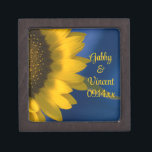 Coffret A Bijoux Tournesol jaune sur Mariage bleu<br><div class="desc">Customisez le joli tournesol sur la boîte à cadeaux Mariage bleu avec les noms personnels de la mariée mariée et mariée et la date spécifique du mariage d'été ou d'automne. Créez un magnifique cadeau de mariage de gardien personnalisé pour les jeunes mariés merci de vous présenter pour vos hôtesses mariages,...</div>