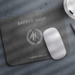 Coiffeur de luxe argenté gris foncé look cuir<br><div class="desc">Tablette de souris Barber shop avec logo de ciseaux métalliques faux argent et script de barbier sur un look arrière - plan en cuir gris foncé</div>