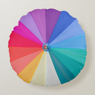 Coins colorés sur un coussin rond en coton