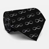 Col cravate à motif infini noir et argent. (Roulé)