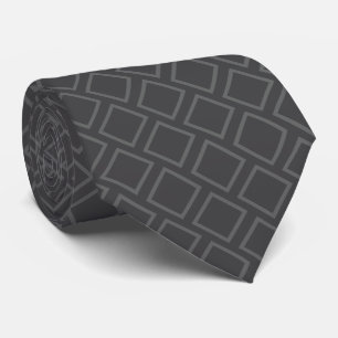 Col cravate foncé avec des carrés gris foncé