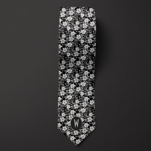 Col floral blanc sur cravate noire