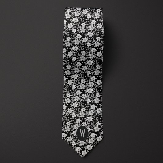 Col floral blanc sur cravate noire