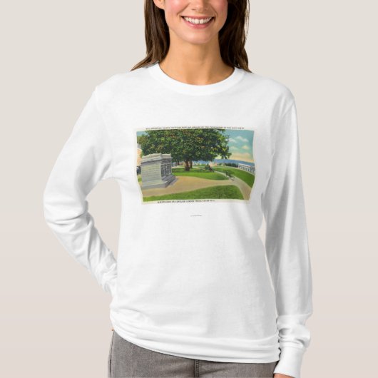 Coles Hill Uitzicht van Mayflower Burial Monument T-shirt (Voorkant)
