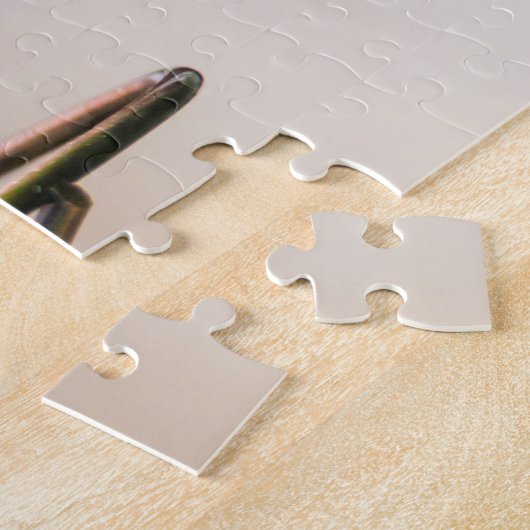 Colibri buvant à partir d'un puzzle d'alimentation (Côté)