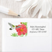 Colibri Ruby Throsé sur le Étiquette de fleurs de (En situation)