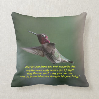 Colibri sur un coussin avec dire d'Apache