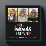 Collage photo des meilleurs amis Plaque<br><div class="desc">Un montage photo simple et moderne pour votre meilleur ami avec 3 photos et le titre Best Friends Forever avec le coeur sur un arrière - plan noir et personnalisé avec votre propre texte. Conçu pour vous par Blackberry Boulevard.</div>