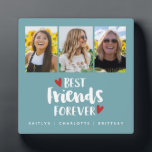 Collage photo des meilleurs amis Plaque<br><div class="desc">Un montage photo simple et moderne pour votre meilleur ami avec 3 photos et le titre Best Friends Forever avec le coeur sur un arrière - plan turquoise et personnalisé avec votre propre texte. Conçu pour vous par Blackberry Boulevard.</div>
