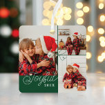 Collage photo minime joyeux Présent Ruban vert<br><div class="desc">Un beau collage photo minime ornement de Noël. Customisez avec trois de vos photos de famille préférées. Joyful est écrit dans une police de caractères moderne avec l'année et les noms sur le dos. Le cadeau parfait à offrir à votre famille pendant la saison des fêtes. Conçu par la papeterie...</div>