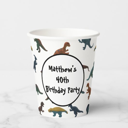 Collage van Plastic Speelgoed Dinosaurussen en Uw  Papieren Bekers (Voorkant)