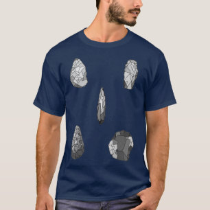 Collectie van archeologische stenen in grijs t t-shirt