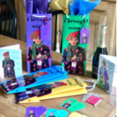 Verjaardagsdame gekleed als de Koningin brengt Wij Kaart