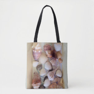 Collection de coquillages sur un sac fourre-tout