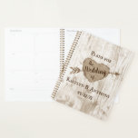 Collection de Mariages d'arbre cardiaque sculpté<br><div class="desc">Préparez-vous à votre grande journée dans le style avec cette wedding planner rustique et très tendance. Le design est facile à personnaliser avec vos propres noms et date mariage et vous pouvez garder toutes vos idées de design, informations mariages importantes et beaucoup plus en sécurité ensemble dans ce planificateur personnalisé....</div>