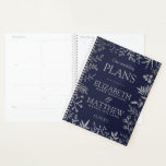Collection de Mariages floraux en argent et marine<br><div class="desc">Préparez-vous à votre grande journée dans le style avec cette wedding planner élégante et très tendance. Le design est facile à personnaliser avec vos propres noms et date mariage et vous pouvez garder toutes vos idées de design, informations mariages importantes et beaucoup plus en sécurité ensemble dans ce planificateur personnalisé....</div>