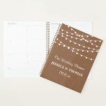 Collection de Mariages Rustic Kraft<br><div class="desc">Préparez-vous à votre grande journée dans le style avec cette wedding planner élégante et très tendance. Le design est facile à personnaliser avec vos propres noms et date mariage et vous pouvez garder toutes vos idées de design, informations mariages importantes et beaucoup plus en sécurité ensemble dans ce planificateur personnalisé....</div>