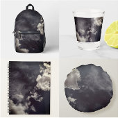 Nuages, sur arrière - plan bleu foncé