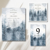 Numéro De Table Mariage de forêt de pins enneigée sous le brouilla