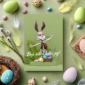 Verre Toon Rabbit debout près des oeufs de Pâques