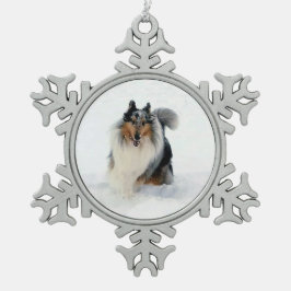 Collie die door sneeuw loopt tin sneeuwvlok ornament