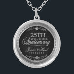 Collier 25e anniversaire du Mariage Argent noir et diamant<br><div class="desc">Elégant 25e anniversaire mariage argent et diamants parties scintillant imprimer sur arrière - plan noir. Cadre rond aux tons argentés. Noms et années personnalisables.</div>