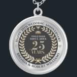 Collier 25e anniversaire mariage parties scintillant d'arg<br><div class="desc">Elégante parties scintillant blanche et or 25 ans mariage anniversaire avec argent métallique et arrière - plan noir. Modèle mariage argent personnalisable.</div>